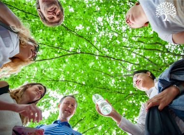 Kräuterwanderung in der Natur während Teamevent Hamburg