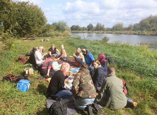 Picknick w&auml;hrend Teamevent an den Hamburger Elbwiesen