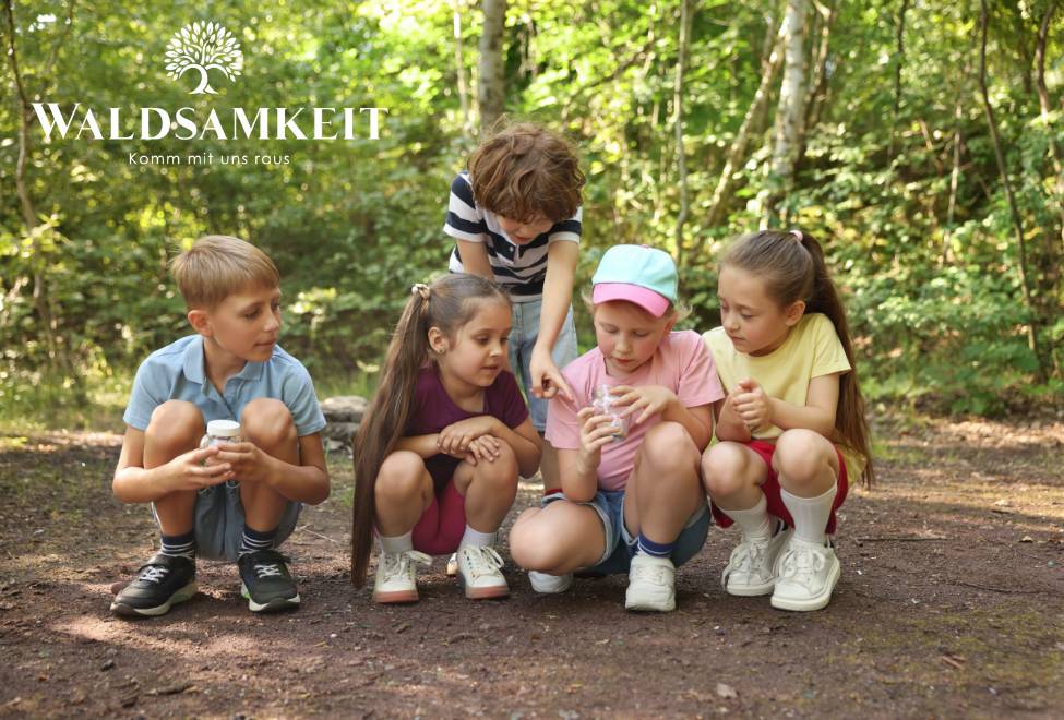 Kindergruppe erlebt Naturbildung im Wald als soziales Engagement eines Unternehmens